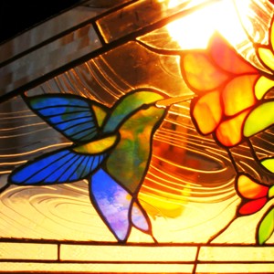 Inserție de fereastră Hummingbird în Tiffany - casă & stil de viață - accesorii pentru decorat casa - decorațiuni de geam și decorațiuni de ușă  - decor ferestre și autocolant pentru geam - Artynos.ro
