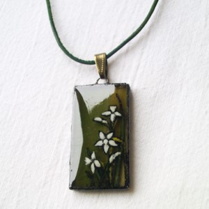 Narcise albe pictate manual, pandantiv din sticlă tiffany - bijuterii - coliere - pandative - Artynos.ro