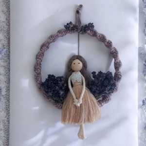 Păpușă macramé cu lavandă de vară � decorațiune de perete realizată manual pe un inel -  - Artynos.ro