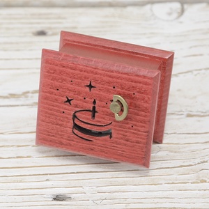 Születésnap zenedoboz piros Happy Birthday to You, Casa & Stil de viata, Accesorii pentru decorat casa, Decoratiuni de masa si decoratiuni pentru rafturi , Cutii muzicale, Prelucrarea lemnului, ARTYNOS