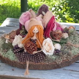 Decoratiune de masa de toamna cu fete si dovleci � decoratiune din discuri de lemn realizata manual (25 cm) - Artynos.ro