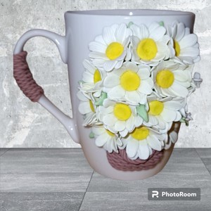 Cu decor de cană. Argilă polimerică. Mușețel într-un coș -  - Artynos.ro