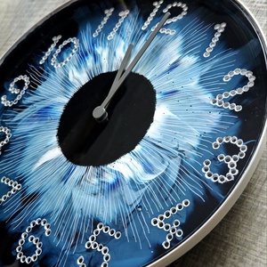 Ceas de perete pictat - model Iris - arte vizuale și accesorii  - picturi - pictură acrilică - Artynos.ro