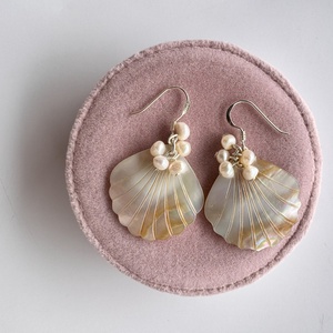 Cercei cu perle si sidef in forma de scoica, alb sidef, cu tortite din argint 925, handmade, Bijuterii, Cercei, Cercei din perle, Confectionarea bijuteriilor, ARTYNOS