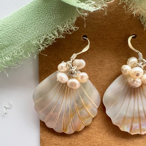 Cercei cu perle si sidef in forma de scoica, alb sidef, cu tortite din argint 925, handmade - bijuterii - cercei - cercei din perle - Artynos.ro