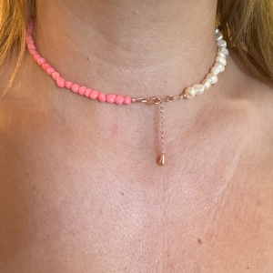Colier Coral Attitude din argint 925 placat cu aur roz, coral, perle, design elegant, lungime reglabila 45 cm - bijuterii - coliere - coliere din perle - Artynos.ro