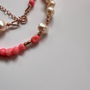 Colier Coral Attitude din argint 925 placat cu aur roz, coral, perle, design elegant, lungime reglabila 45 cm - bijuterii - coliere - coliere din perle - Artynos.ro