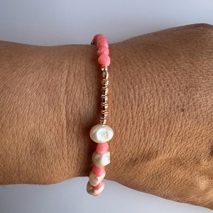 Bratara Coral Attitude din argint 925 placat cu aur roz, coral, perle, design elegant, lungime reglabila 16-19cm, Bijuterii, Bratari, Bratari din perle, Confectionarea bijuteriilor, ARTYNOS