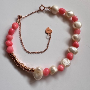 Bratara Coral Attitude din argint 925 placat cu aur roz, coral, perle, design elegant, lungime reglabila 16-19cm - bijuterii - brățări - brățări din perle - Artynos.ro