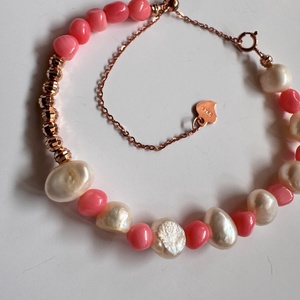 Bratara Coral Attitude din argint 925 placat cu aur roz, coral, perle, design elegant, lungime reglabila 16-19cm - bijuterii - brățări - brățări din perle - Artynos.ro