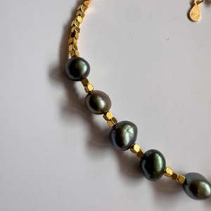 Bratara Emerald Glow, din perle naturale verzi si hematit auriu cu argint 925 placat cu aur, reglabila 16-19 cm - bijuterii - brățări - brățări din perle - Artynos.ro