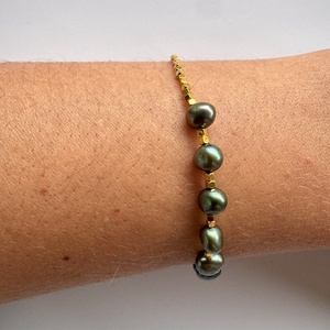 Bratara Emerald Glow, din perle naturale verzi si hematit auriu cu argint 925 placat cu aur, reglabila 16-19 cm - bijuterii - brățări - brățări din perle - Artynos.ro