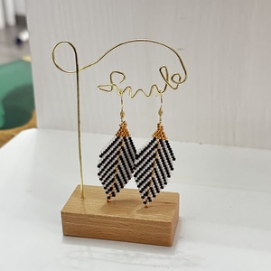 Cercei handmade tip frunzulite, alb-negru cu accente aurii, Bijuterii, Cercei, Cercei din margele, , ARTYNOS