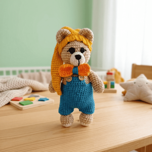 Urs crosetat cu pantaloni de gradinarit si palarie, Jucarii si echipamente pentru copii, Plusuri, Ursulet de plus, Crosetat, ARTYNOS