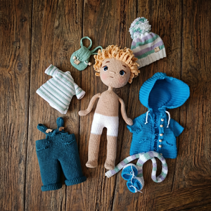 Păpușă/băiețel amigurumi unic, croșetat manual - jucării și echipamente pentru copii - jucării și accesorii pentru copii - păpușă de îmbrăcat - Artynos.ro
