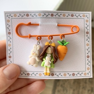 Brosa Fetita cu iepuras - bijuterii - broșă, insigne - insigne - Artynos.ro