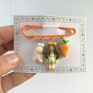 Brosa Fetita cu iepuras - bijuterii - broșă, insigne - insigne - Artynos.ro