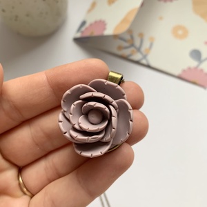 Colier Rose - bijuterii - coliere - coliere cu pandantive - Artynos.ro