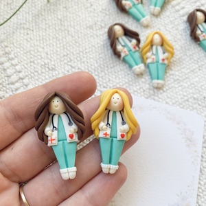 Broșă Mărțișor doctorita asistenta - par blond - bijuterii - mărțișor - Artynos.ro