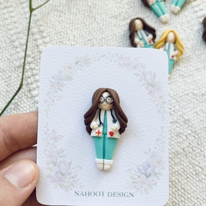 Brosa Martisor doctorita asistenta - par saten si ochelari - Artynos.ro