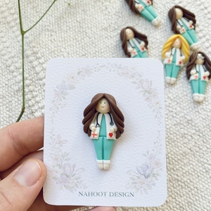 Broșă Mărțișor doctorita asistenta - par saten - bijuterii - mărțișor - Artynos.ro