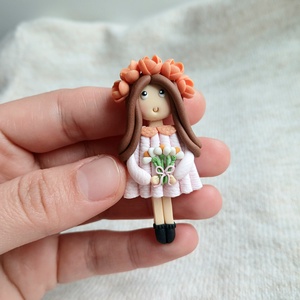 Brosa Martisor , Bijuterii, Martisor, , Brosa modelata manual din lut polimeric, sub forma de fetita delicata, cu buchet discret de ghiocei..., ARTYNOS