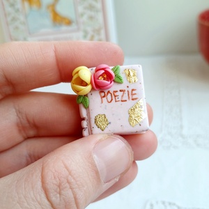 Brosa Poezie, Bijuterii, Martisor, , Martisor modelat manual din lut polimeric, sub forma de carticica boema. 

Vine insotit de cartonas..., ARTYNOS