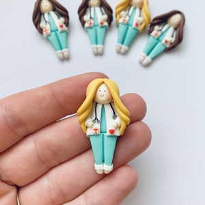 Brosa doctorita/asistenta - par blond, Bijuterii, Martisor, , Martisor modelat manual din lut polimeric, sub forma de fetita.

Vine insotit de cartonas si snur t..., ARTYNOS