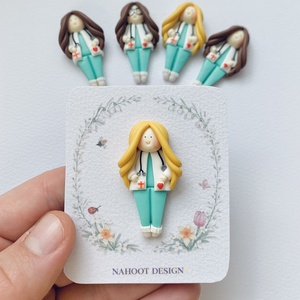 Broșă doctorita/asistenta - par blond - bijuterii - mărțișor - Artynos.ro