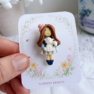 Brosa Fetita satena, Bijuterii, Martisor, , Martisor modelat manual din lut polimeric, sub forma de fetita.

Vine insotit de cartonas si snur t..., ARTYNOS