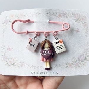 Brosa pe ac Best Teacher, Bijuterii, Martisor, , Martisor modelat manual din lut polimeric

Vine insotit de cartonas si snur traditional de martisor..., ARTYNOS