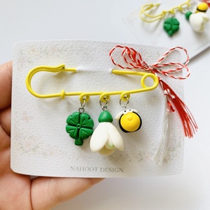 Brosa pe ac Vestitorii Primaverii, Bijuterii, Martisor, , Martisor modelat manual din lut polimeric cu ghiocel, frunza de trifoi si albinuta

Vine insotit de..., ARTYNOS