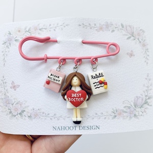 Brosa pe ac Doctor / Asistenta - Artynos.ro