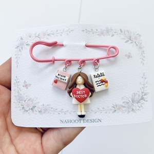 Broșă pe ac Doctor / Asistenta - bijuterii - mărțișor - Artynos.ro