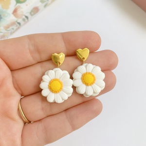 Cercei Miss Daisy, Bijuterii, Cercei, Clipsuri, , Cercei modelati manual din lut polimeric, sub forma de frumoase margarete

Lungime totala: 3.2 cm

..., ARTYNOS