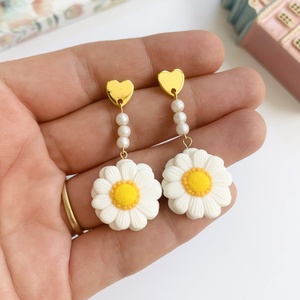 Cercei Miss Daisy, Bijuterii, Cercei, Clipsuri, , Cercei modelati manual din lut polimeric, sub forma de frumoase margarete si decorati cu perlute

L..., ARTYNOS