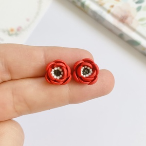 Cercei Miss Poppy, Bijuterii, Cercei, Cercei cu figurine, , Cercei modelati manual din lut polimeric.
Lungime: 1 cm
Sistem de prindere cu surub (platouri din o..., ARTYNOS