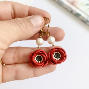 Cercei Miss Poppy, Bijuterii, Cercei, Clipsuri, , Cercei modelati manual din lut polimeric, sub forma de maci si decorati cu perle

Lungime totala: 4..., ARTYNOS