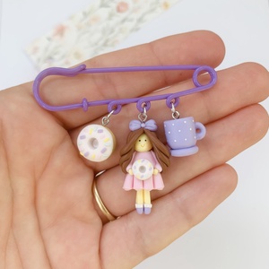 Brosa pe ac Fetita cu dulciurele, Bijuterii, Martisor, , Brosa cu elemente lucrate manual din lut polimeric

Dimensiune aproximativa : 6 cm

Vom expedia com..., ARTYNOS