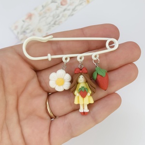 Brosa pe ac Fetita cu capsunica, Bijuterii, Martisor, , Brosa cu elemente lucrate manual din lut polimeric

Dimensiune aproximativa : 6 cm

Vom expedia com..., ARTYNOS