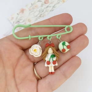Brosa pe ac Fetita cu cirese, Bijuterii, Martisor, , Brosa cu elemente lucrate manual din lut polimeric

Dimensiune aproximativa : 6 cm

Vom expedia com..., ARTYNOS