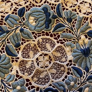Șervet brodat în tehnica riseliu, cu model tradițional Kalocsa  - accessorii și unelte - obiecte de decorare - textil de decorare - Artynos.ro