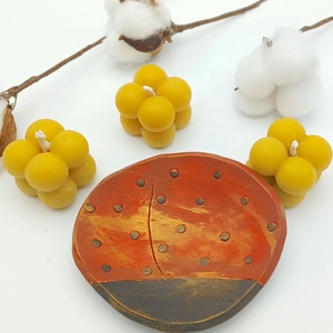 Lumanari din ceara naturala de albine, in forma de cuburi cu suport ceramic buburuza - casă & stil de viață - lumânări, parfumuri, arome - lumânare - lumânări artizanale - Artynos.ro
