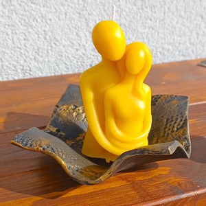 Lumanari din ceara naturala de albine, in forma de indragostiti cu suport ceramic - Artynos.ro