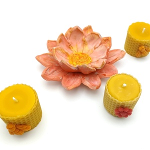 Lumanari votive din ceara naturala de albine, cu suport ceramic floare de nufar - Artynos.ro