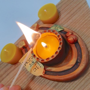 Lumanari din ceara naturala de albine, tea light cu suport ceramic potcoava - casă & stil de viață - lumânări, parfumuri, arome - lumânare - lumânări artizanale - Artynos.ro