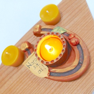 Lumanari din ceara naturala de albine, tea light cu suport ceramic potcoava - casă & stil de viață - lumânări, parfumuri, arome - lumânare - lumânări artizanale - Artynos.ro