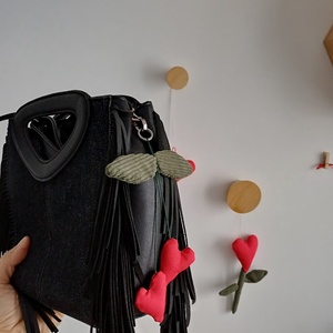 Breloc inimioare handmade din material textil - charm pentru poșetă sau rucsac - genți și portofele - accesorii genți - breloc - Artynos.ro