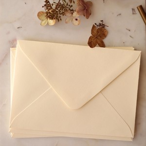 Plic crem - C6 - 25 buc, , , Plic crem.

Dimensiuni: 11,4 × 16,2 cm (C6), pentru invitatii A6 sau 10 x 15 cm.

25 de bucati per ..., ARTYNOS