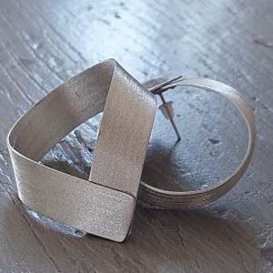 Cercei în formă de picătură din aluminiu - bijuterii - cercei lungi - Artynos.ro Cercei în formă de picătură din aluminiu - bijuterii - cercei lungi - Artynos.ro